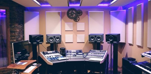 Choosing the Right Items for a Recording Studio in Toronto