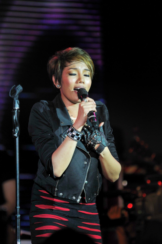 Da Endorphine, Thai pop and pop-rock singer performing live